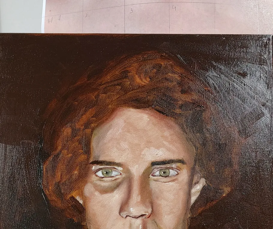 Porträt eines jungen Menschen mit lockigem Haar, ernstes Gesicht.