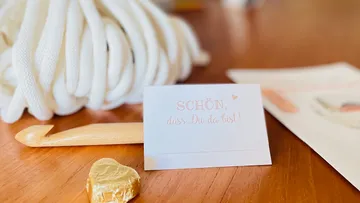 White string, hanging; card with “Nice that you are there! `