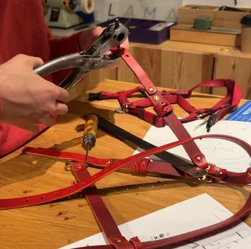 Red dishes are repaired with pliers and a screwdriver.