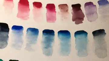 Wassertfarben auf Papier, in verschiedenen Farbtönen angeordnet.
