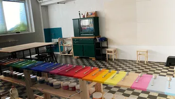 Bunte Farbenreihen auf Tisch, bereit für kreative Aktivitäten.