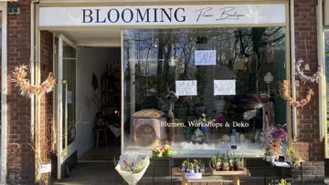 Blühender Blumenladen mit ausgestellten Verkaufsschildern.