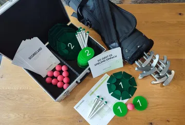 Golfzubehör in Koffer, bereit für das Spiel im Freien.