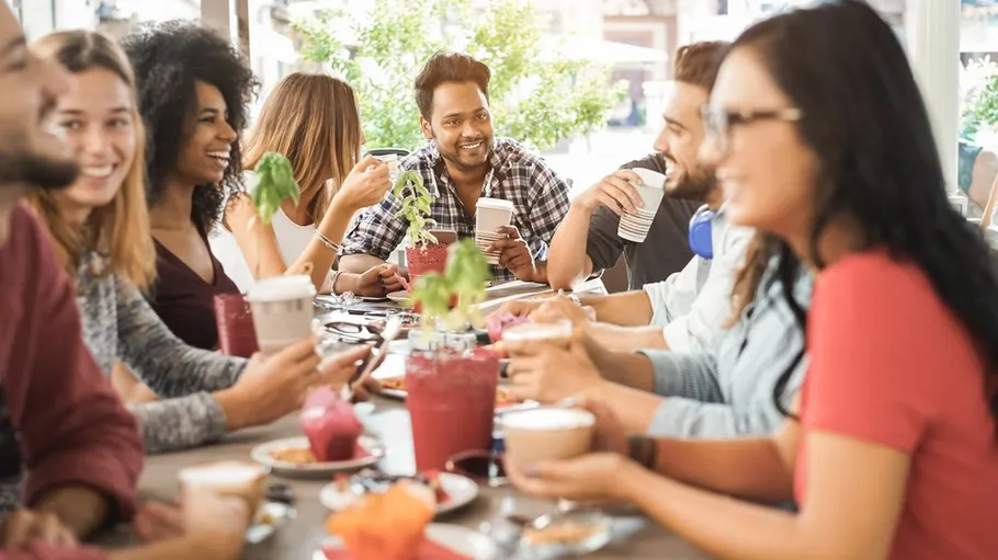 Gruppe von Freunden genießt Getränke in einem Café.