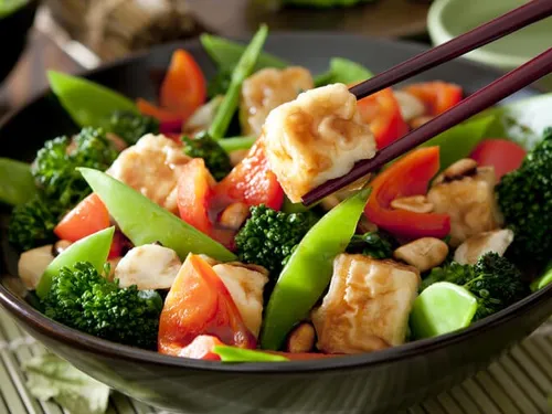 Asiatische Bowl mit Tofu, Zuckerschoten, Paprika und Brokkoli