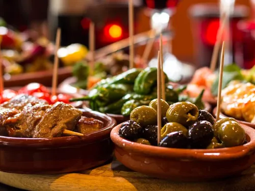 Verschiedene köstliche Speisen in Töpfen auf einem Tisch.
