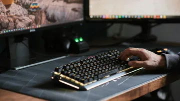 Tastatur wird bedient, um an Computer zu arbeiten.