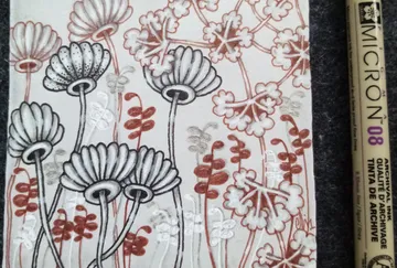 Blumen zeichnen farbige Muster auf hellem Papier, kreativ.