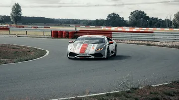 Renngeschwindigkeit, Auto driftet um Kurve auf Rennstrecke.