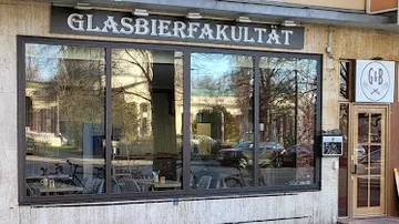 Glasbierausschank, Gäste sitzen drinnen, städtische Umgebung draußen.