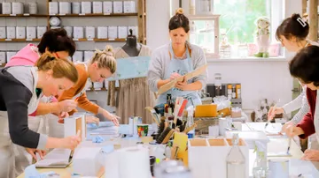 Frauen arbeiten an Projekten in einem kreativen Atelier.
