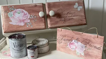 Schmuckkasten mit Rosen, Farben und einem Schild `Familie & Freunde`.
