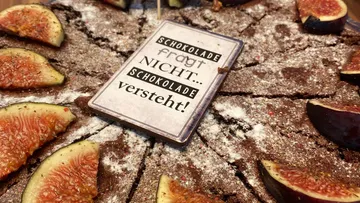 Chocolate cake with figs and a funny message.