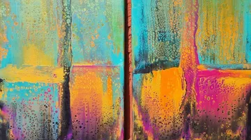 Bunte, abstrakte Gemälde mit fließenden Farben und Blasen.
