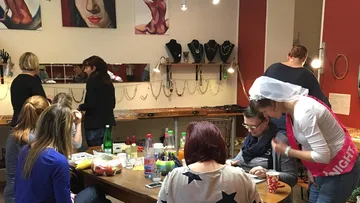 Gruppenevent: Frauen kreativ, schmuck gestalten, festliche Atmosphäre.