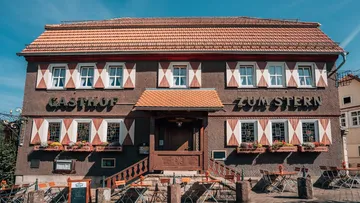 An inn with window flowers, relaxed atmosphere, sunny day.