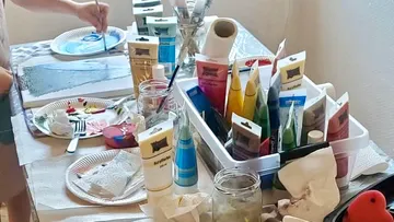Farben und Pinsel auf einem Tisch, Malen in Aktion.