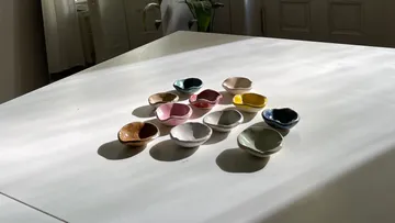 Bunte Schalen liegen verstreut auf einem Tisch.