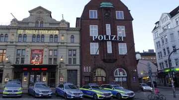 Police cars are parked in front of the St. Pauli Theater in Hamburg.