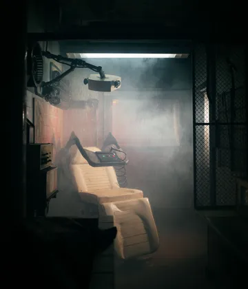 Ein verlassener, nebliger Raum mit einem altmodischen Zahnarztstuhl und chirurgischen Leuchten, vermittelt eine unheimliche, dystopische Atmosphäre.