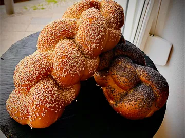 Flechtbrot mit Sesam und Mohn auf Schiefer.