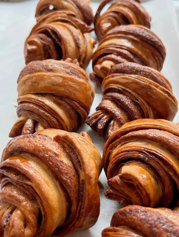 Nahaufnahme von frisch gebackenen Schokoladencroissants.