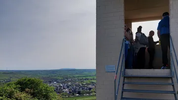 Burg mit Aussichtspunkt, Menschen beobachten die Landschaft.