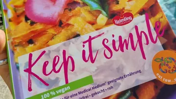 Vegan-Kochbuch zeigt bunte, einfache Rezepte für gesunde Ernährung.