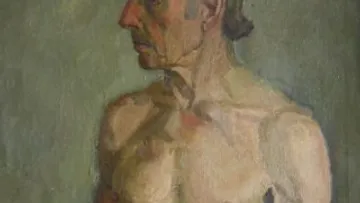 Nackter Mann steht mit seitlichem Blick vor einfachem Hintergrund.
