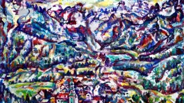 Bunte Berglandschaft über einer kleinen Stadt im Tal.