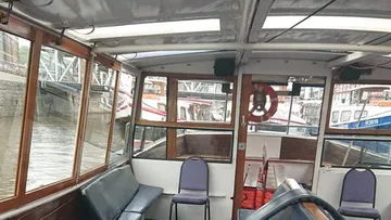 Ein Boot befindet sich im Hafen mit leeren Sitzplätzen.