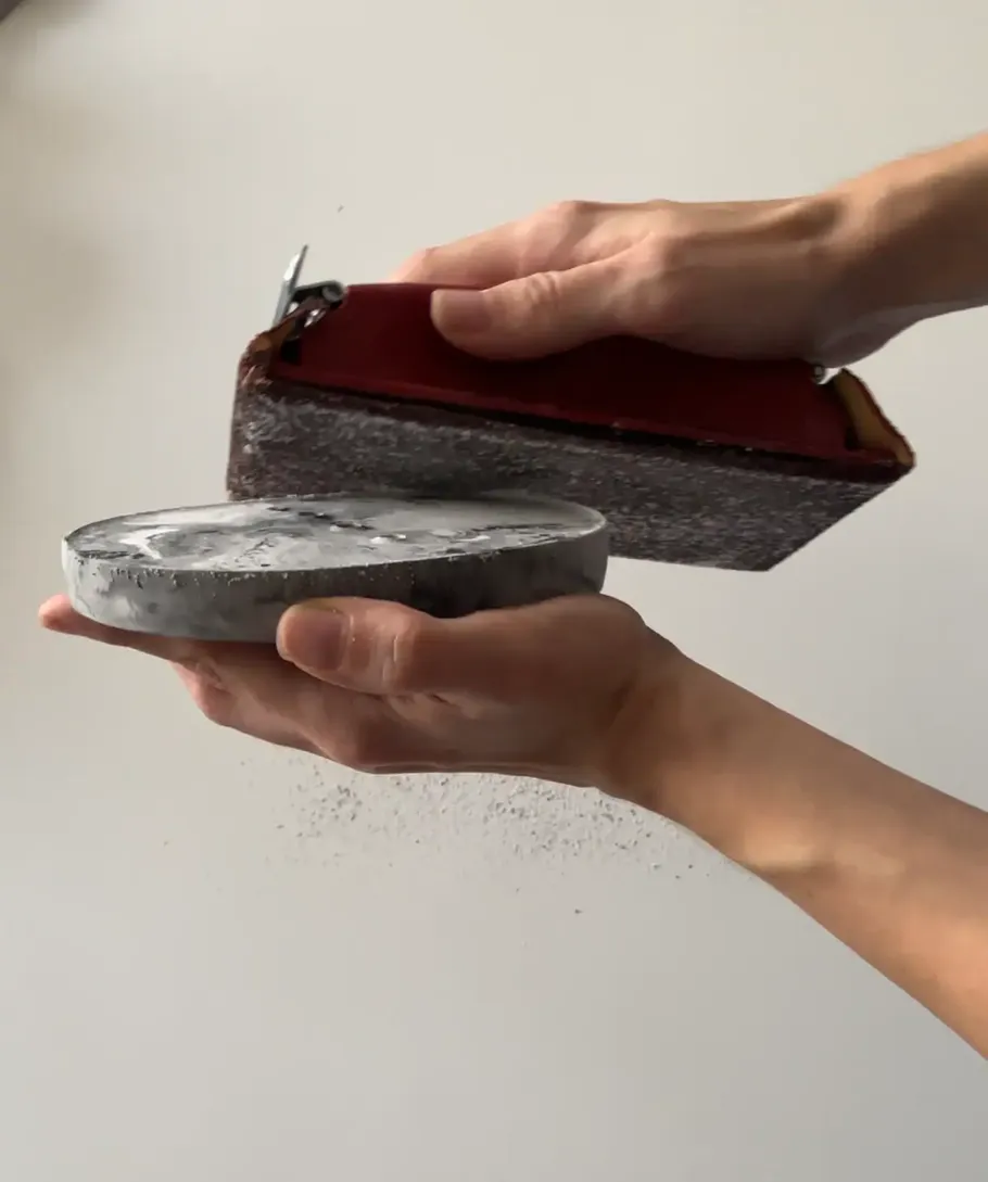 Hands hold a layer and scrape it off.