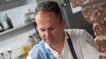 Koch prepares a dish in the kitchen with dedication.