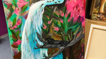 Wasserfall fließt, Katze ruht auf einem Baumstamm, lebendige Umgebung.