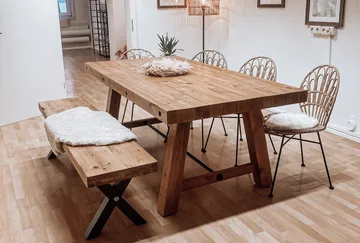 Holztisch mit Stühlen in einem modernen Essbereich.
