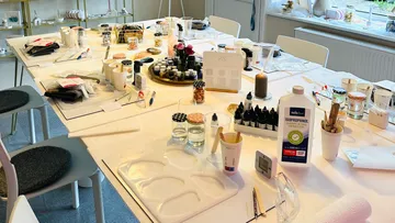 Tisch mit Materialien zum Herstellen von Kosmetikprodukten.