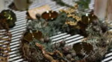 A wreath is lying on a striped table.