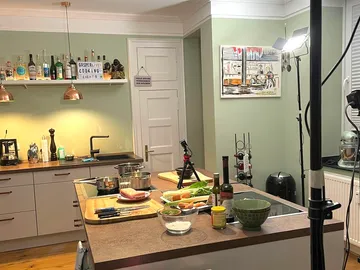 Küche mit Kochutensilien und frischen Zutaten auf der Theke.