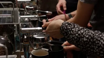 Coffee maker uses multiple hands to make coffee.
