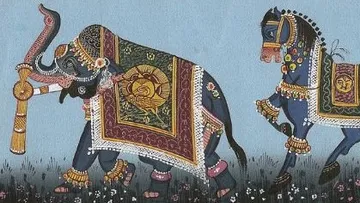 Elefant mit Schmuck geht, gefolgt von einem dekorierten Pferd.
