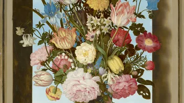 Bunte Blumenstrauß im Vordergrund vor blauem Hintergrund.