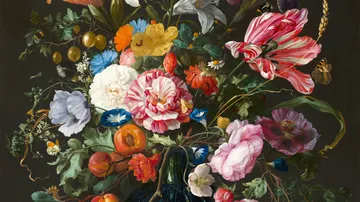 Bunte Blumen in einer Vase, üppig in dunklem Hintergrund.