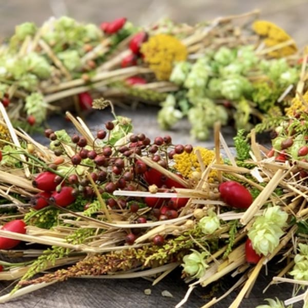 Kreativer Workshop in Sulzfeld: Sommerliche Blumenkränze