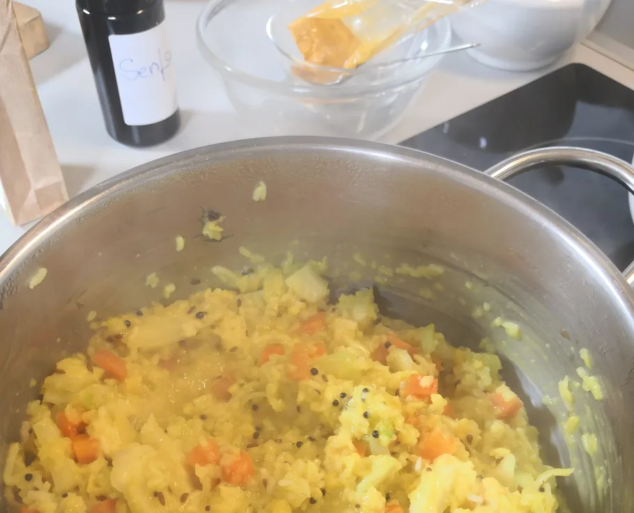 Topf mit Gemüse kocht auf dem Herd in Küche.