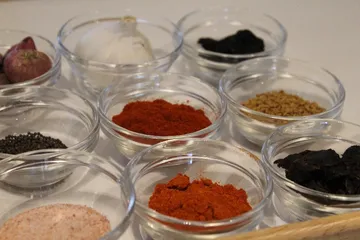 Würzen in Schalen, vorbereitet zum Kochen auf Tisch.
