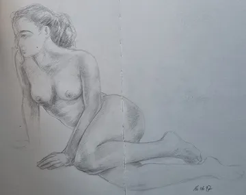 Aktzeichnung einer liegenden, nackten Figur auf Papier.