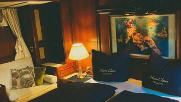 Elegantes Schlafzimmer mit gemütlicher Couch und Kunstwerk.