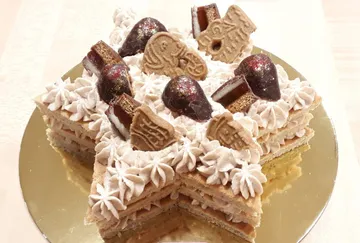Sternförmiger Kuchen mit Sahne und Schokoladendekoration.