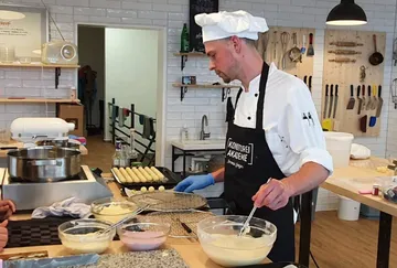 Koch bereitet Desserts in einer modernen Küche vor.