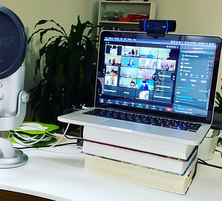 Laptop mit Webcam führt Videokonferenz in einem Büro durch.